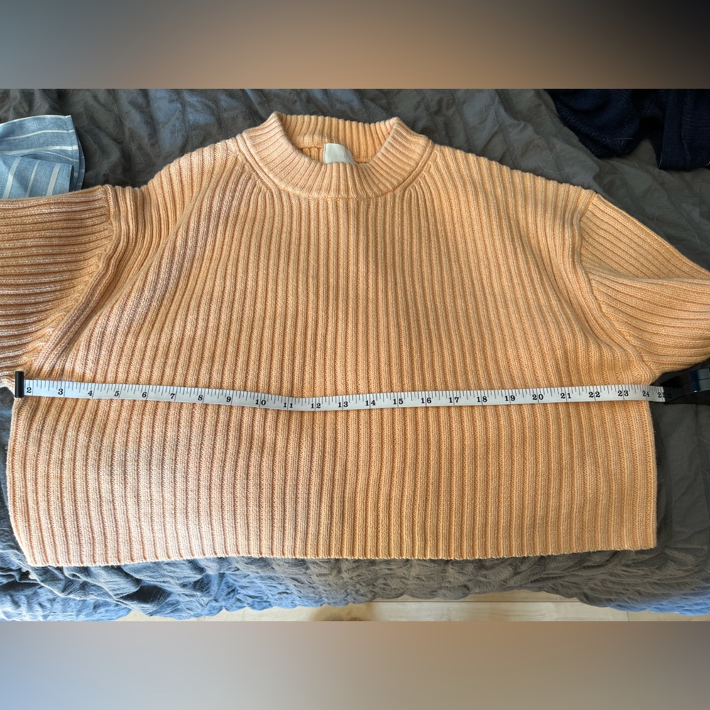 H & M peach colored oversized cropped sweater - Picture 3 of 7